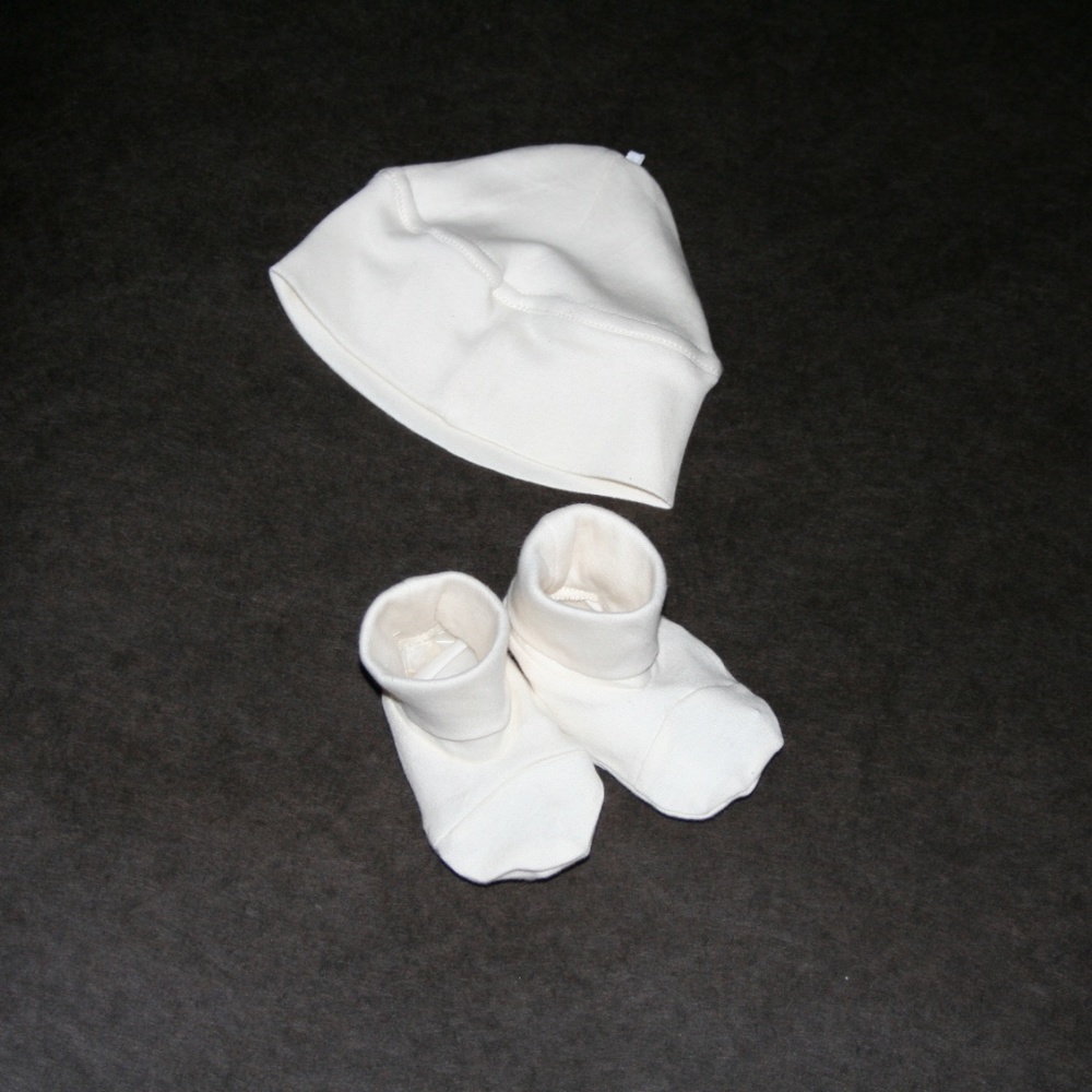 Set of 100% Organic Cotton Cap and Booties - 0-6 m